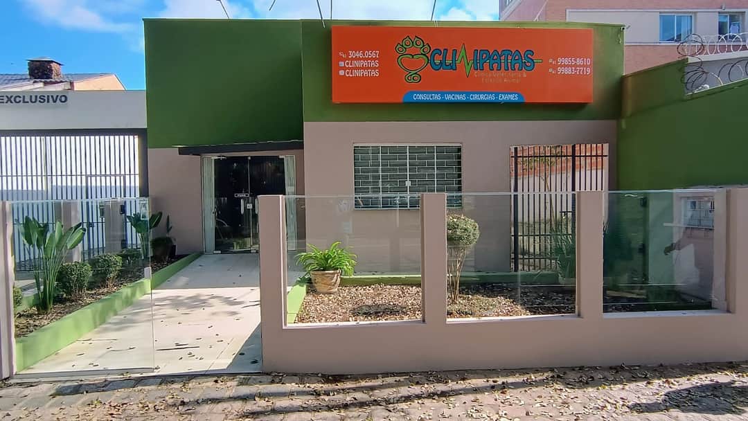 Veterinária com cachorro